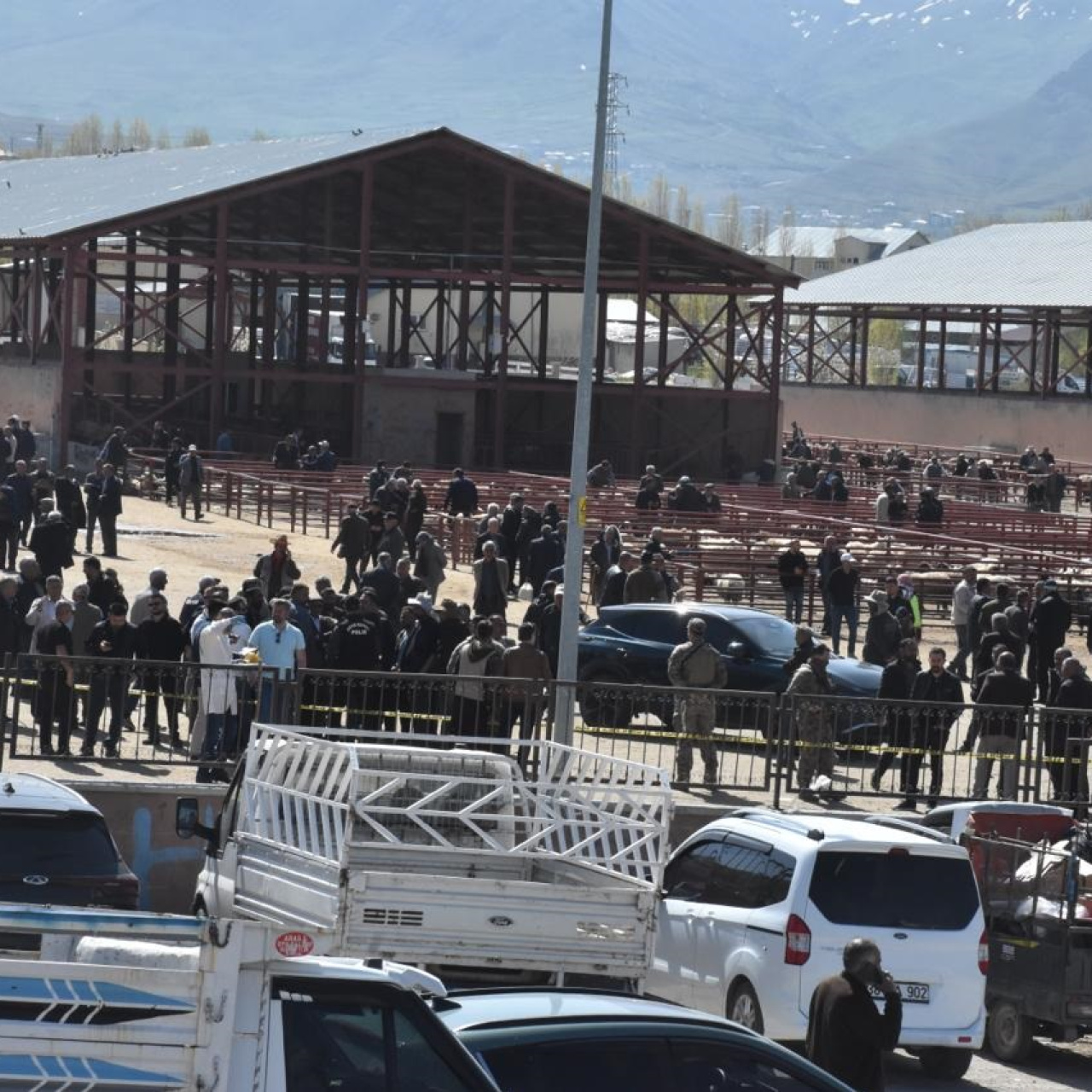Hayvan pazarı savaş alanına döndü! 1 ölü, 13 yaralı var!