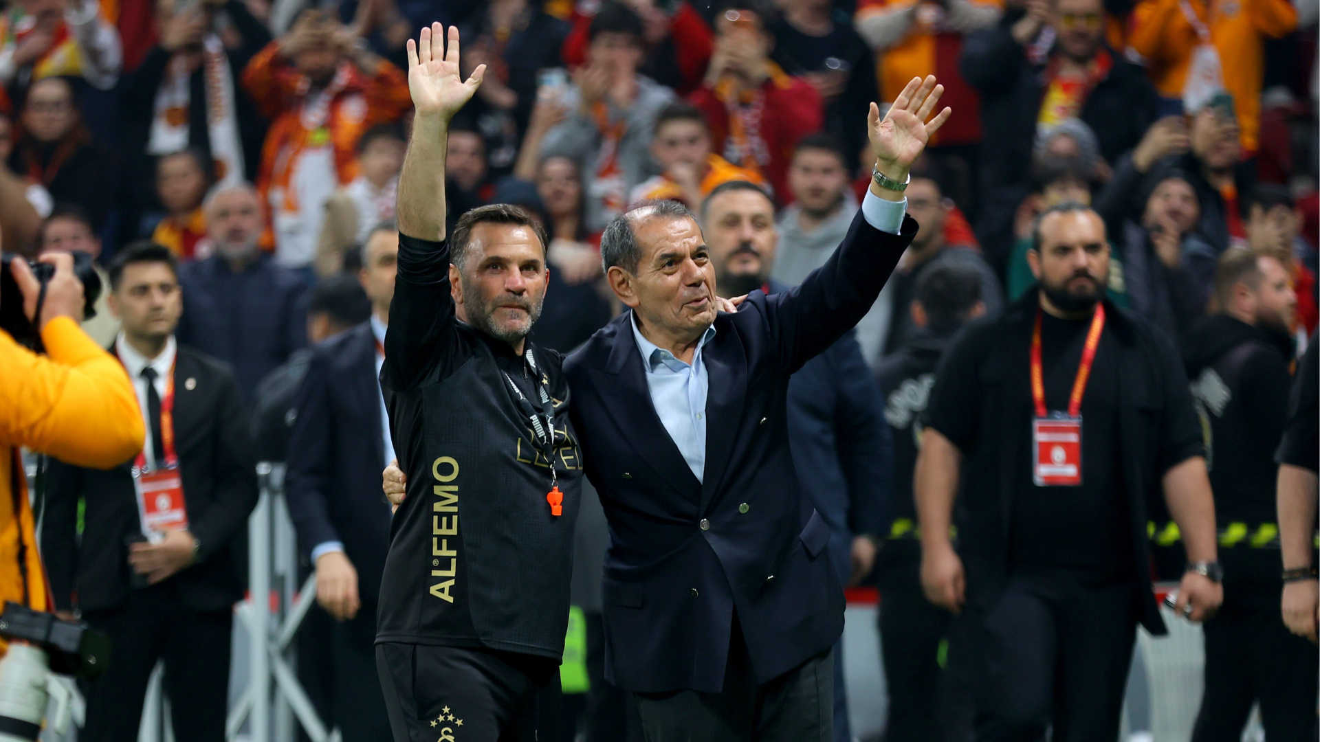 Dursun Özbek ve Okan Buruk Galatasaray'ı dipten alıp zirveye taşıdı!