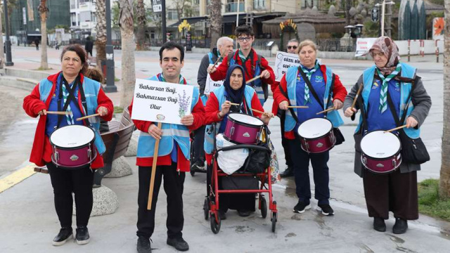 Engelli izcilerin "çevre kirliliği" protestosu