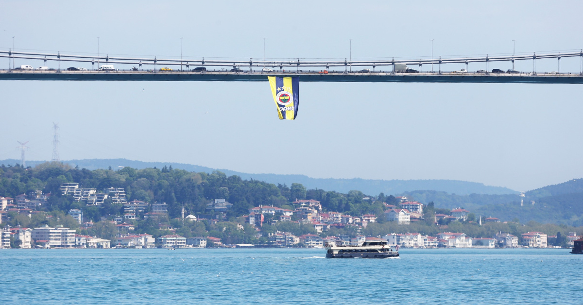 Fenerbahçe Opet'inbayrakları köprülerde asıldı