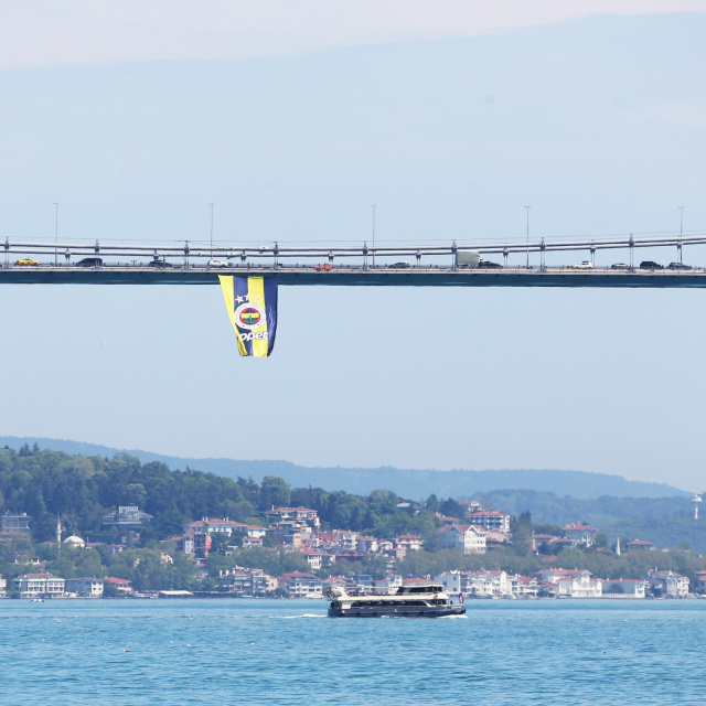 Fenerbahçe Opet'in bayrakları köprülere asıldı!