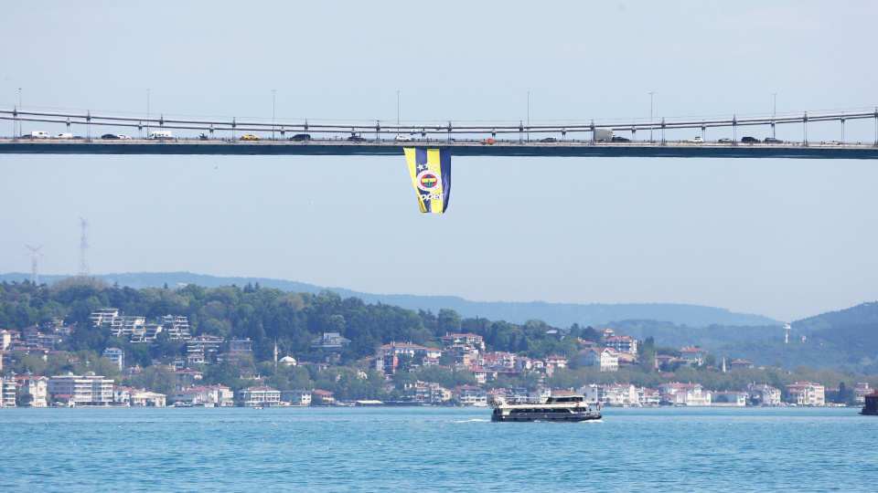 Fenerbahçe Opet'in bayrakları köprülere asıldı!
