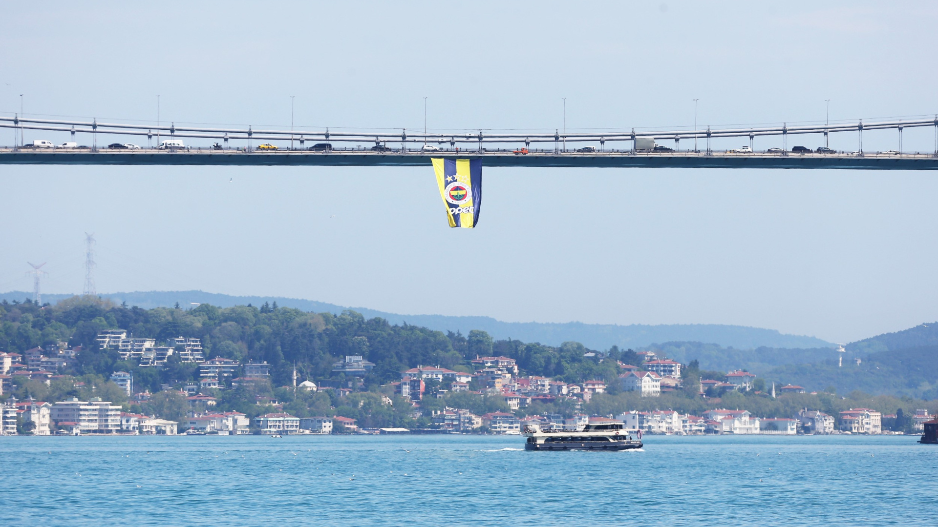 Fenerbahçe Opet'in şampiyonluk bayrakları İstanbul köprülerinde dalgalanıyor