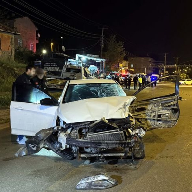 Otomobil çekiciye çarptı: 1 ölü, 1 yaralı