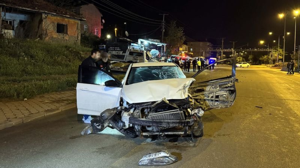 Otomobil çekiciye çarptı: 1 ölü, 1 yaralı