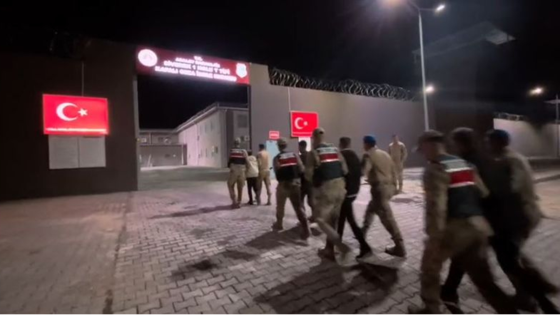 Son dakika: Şanlıurfa'da uyuşturucu satıcılarına operasyon: 97 gözaltı
