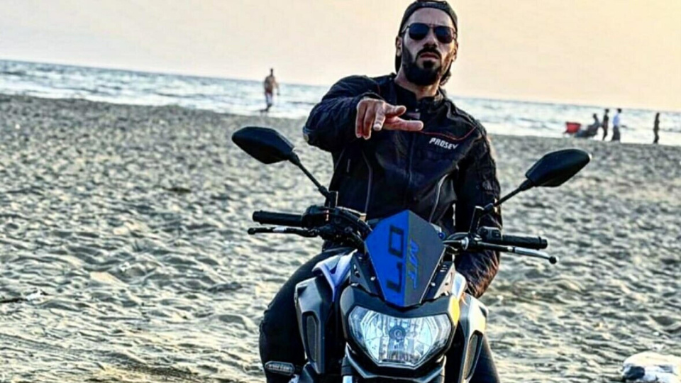 Ana yola kontrolsüz çıkan kamyonete çarptı!