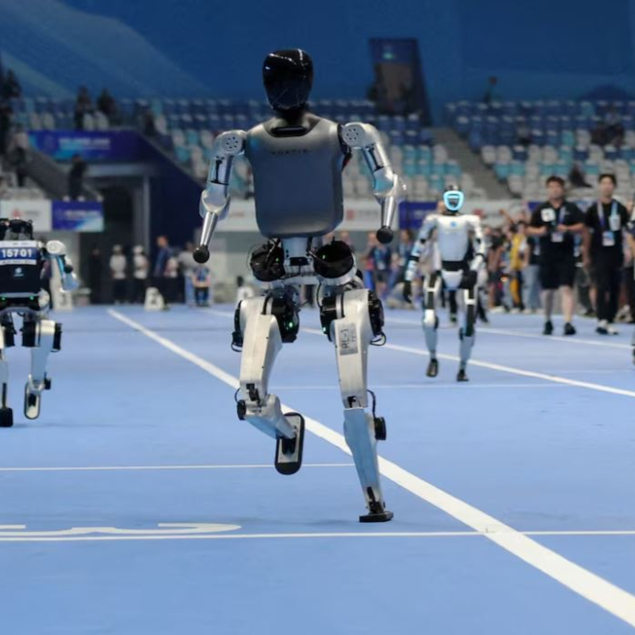 İnsansı robot tiyatro sahnesinde