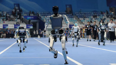 İnsansı robot tiyatro sahnesinde