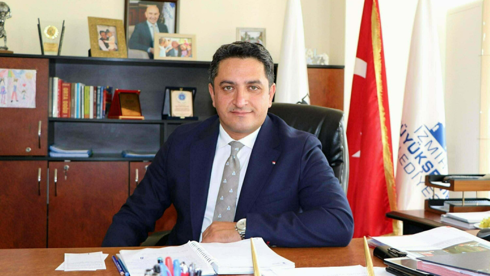 İzmir Belediyesinde 3 tutuklama