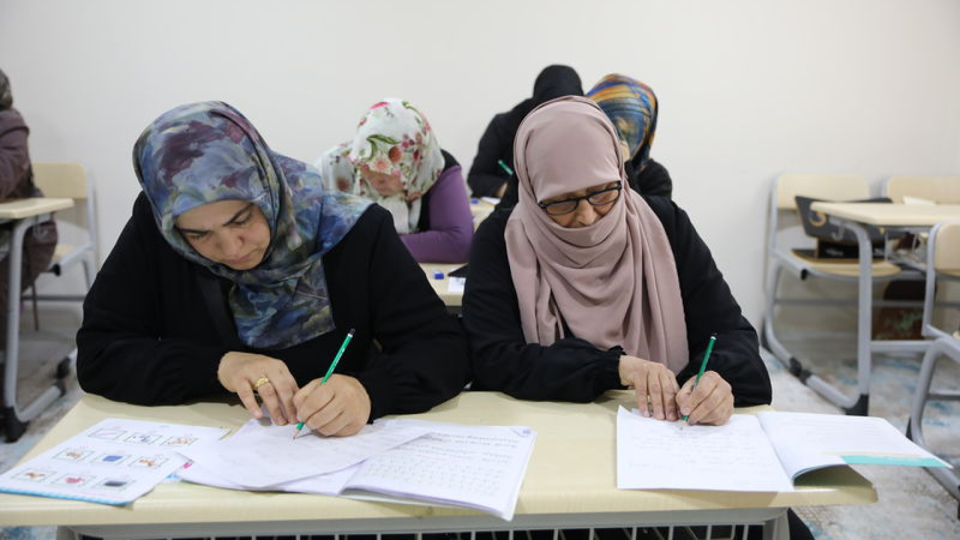 Erciş'te 300 Kadın Okuma Yazma Öğrendi, Mezuniyet Sevinci Yaşadı
