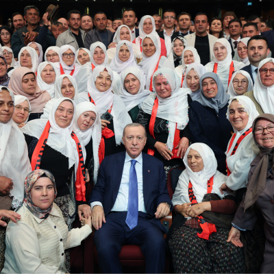 Çiftçi kadınlarla bir arada