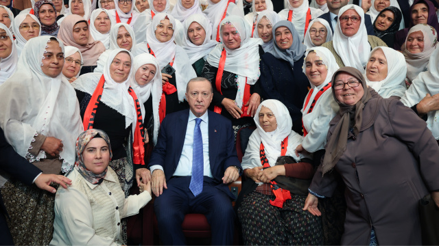 Çiftçi kadınlarla bir arada
