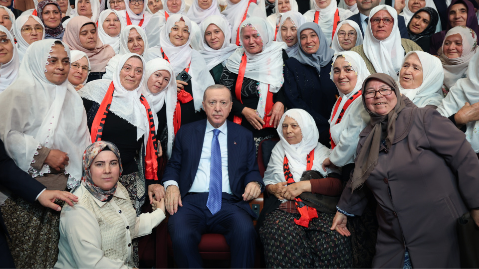 Çiftçi kadınlarla bir arada
