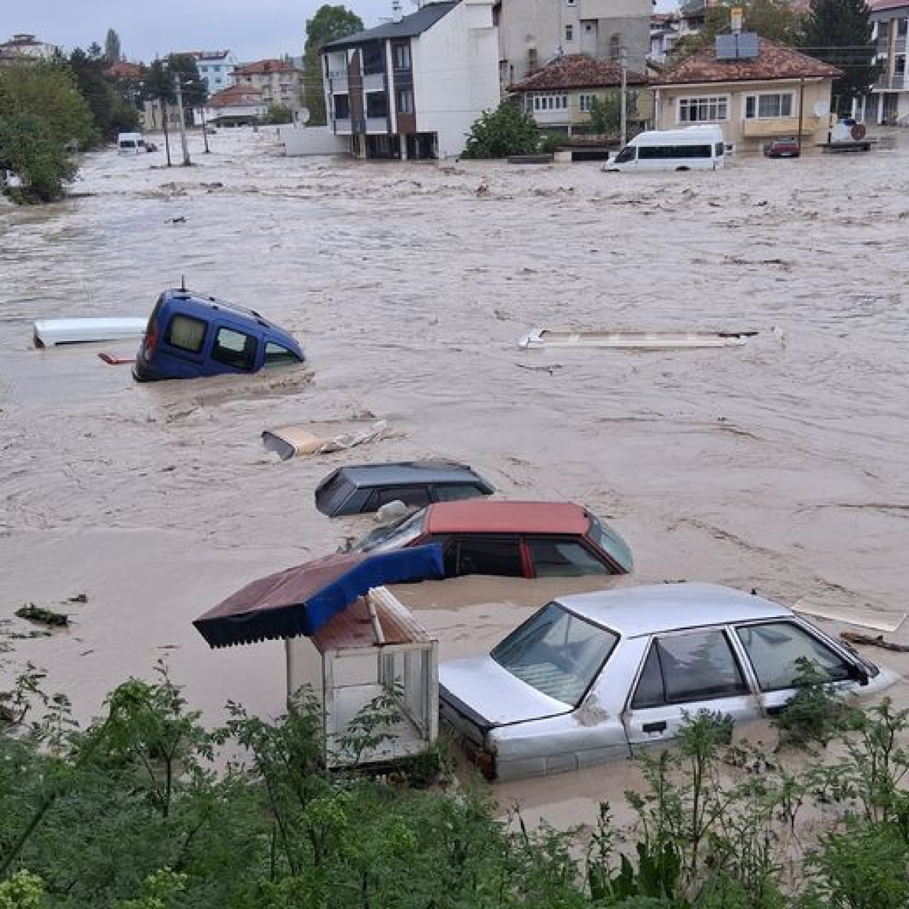 Doğanın Fırtınası: Kentler Sel Sularında Kayboldu