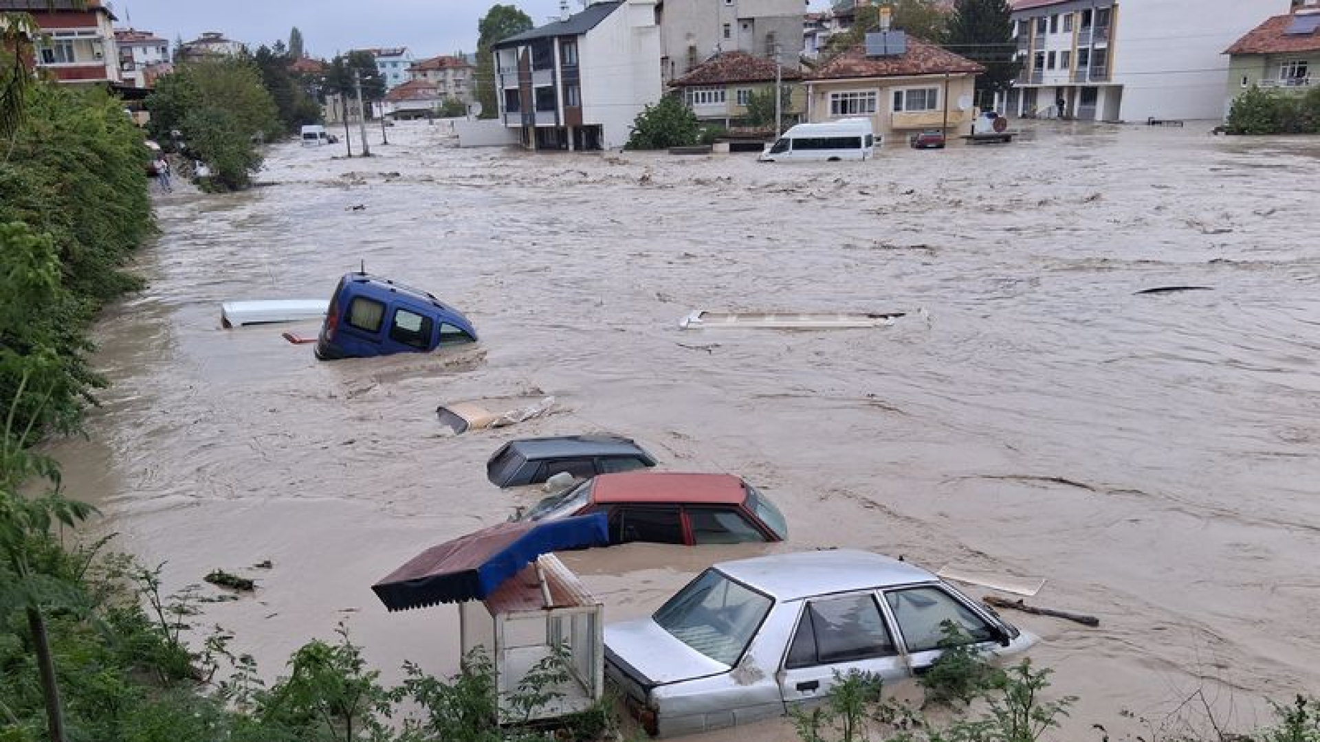 Sel ve dolu alarmı: birçok kentte hayat durma noktasına geldi