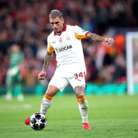Torreira'ya AVM'de yumruklu saldırı!