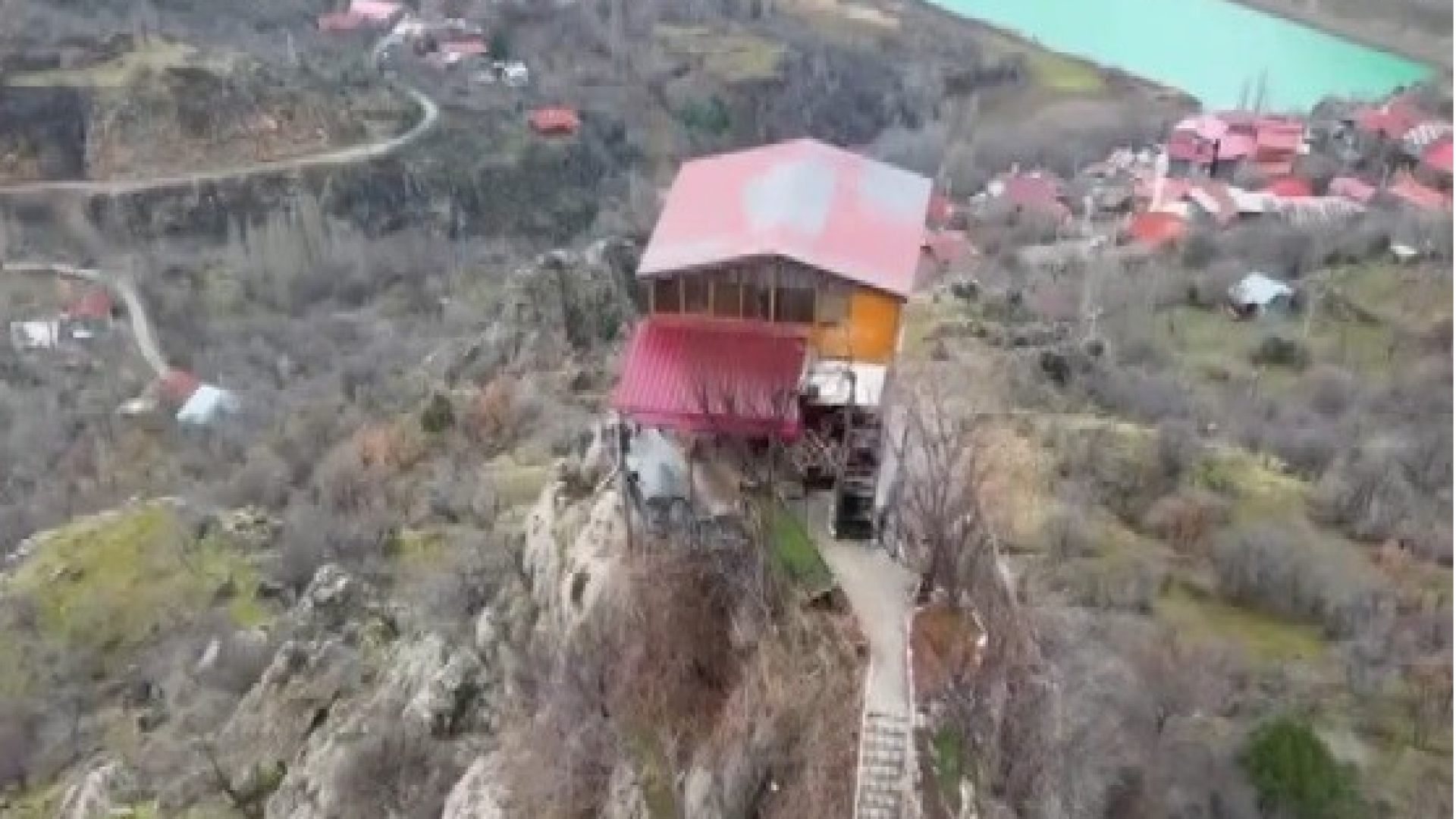Kemaliye’de kayalığın tepesine yapılan ev merak uyandırıyor