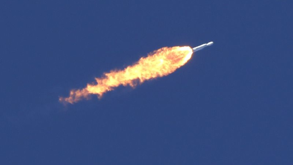 8.700 km hızla Ay'a çarpacak