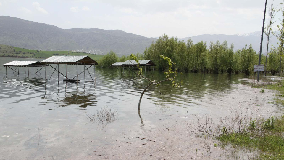Baraj taştı, tesisler su altında kaldı