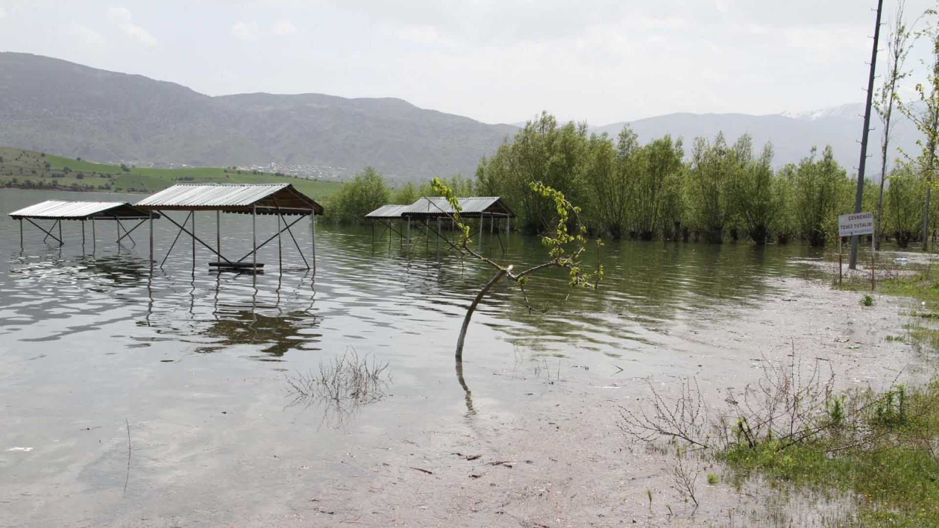 Kılıçkaya Barajı taştı, belediye tesisleri sular altında kaldı