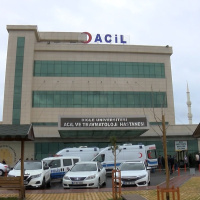 Doktora bıçak çekti, kafa attı!