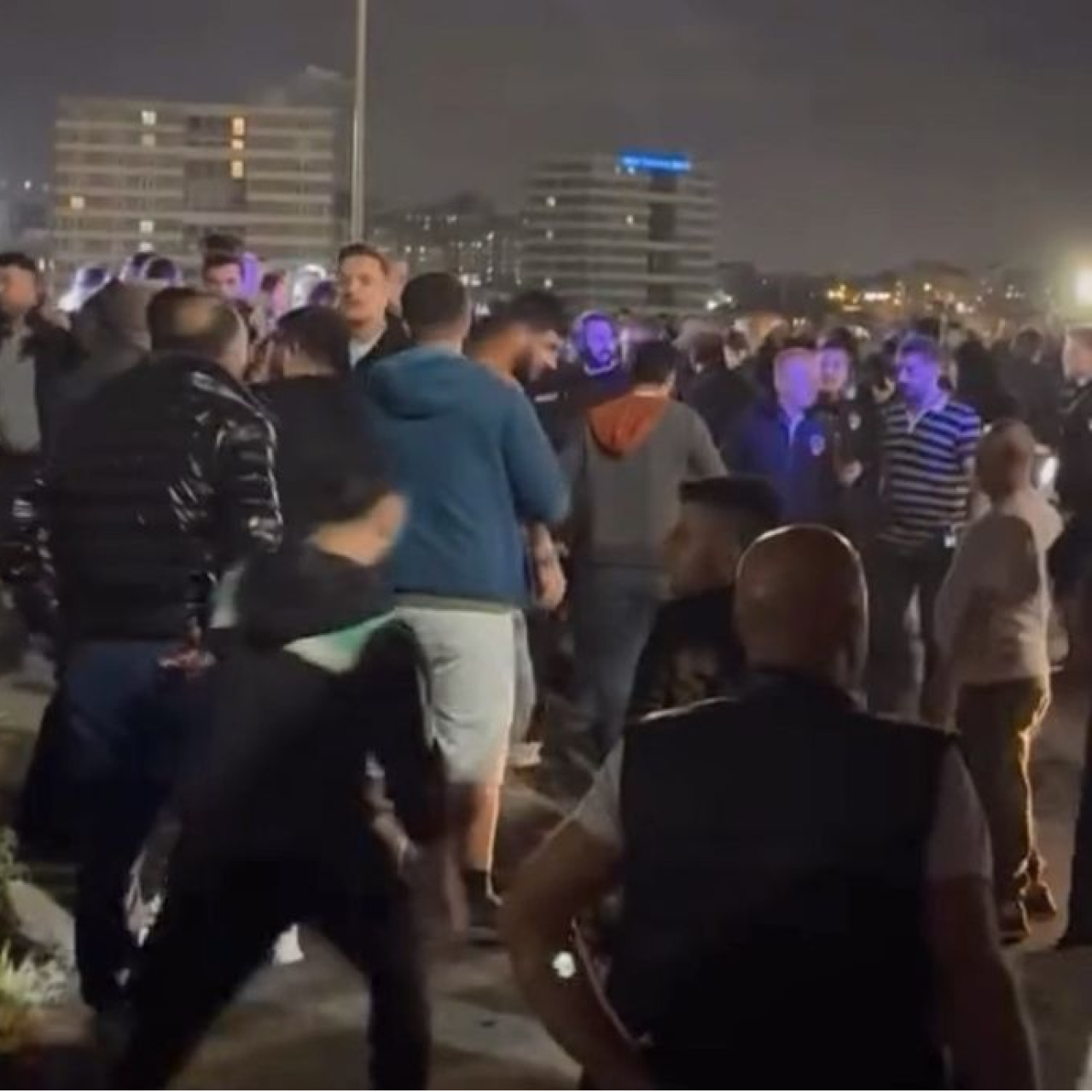 Halde bıçaklı kavga! 7 gözaltı, 12 polis yaralı