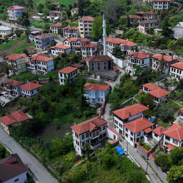 Osmanlı dönemi evleriyle zamanda yolculuğa çıkarıyor