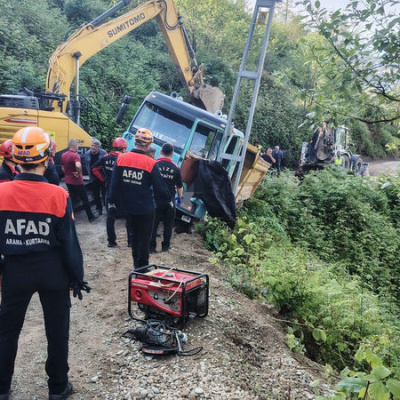 Kayan kamyondan atlayan sürücü öldü