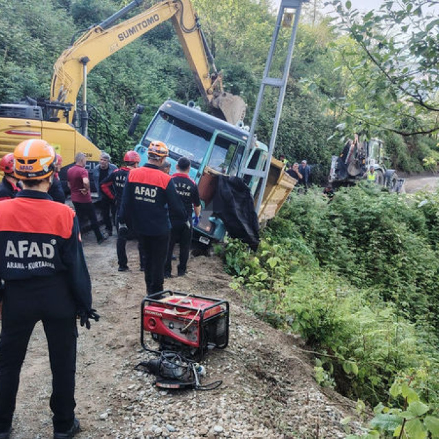 Kayan kamyondan atlayan sürücü öldü