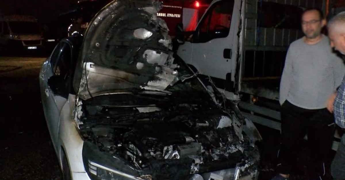 Üsküdar'dapark araçları yangın çıktı