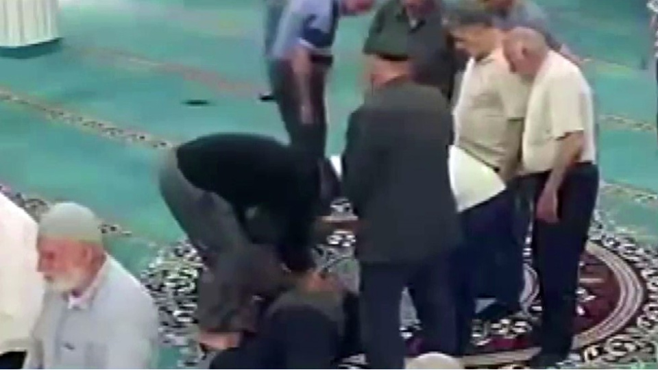 Camide kalp krizi geçirdi, imam hayatını kurtardı!