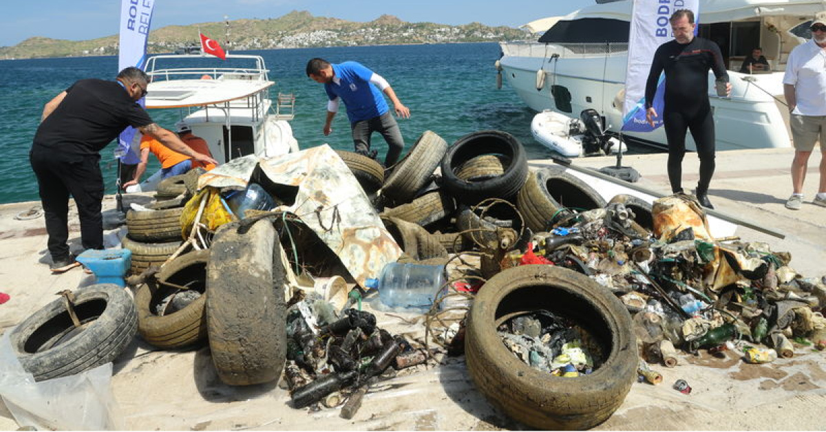 Bodrum'dadalgıçlar 2 ton atık çıkardı