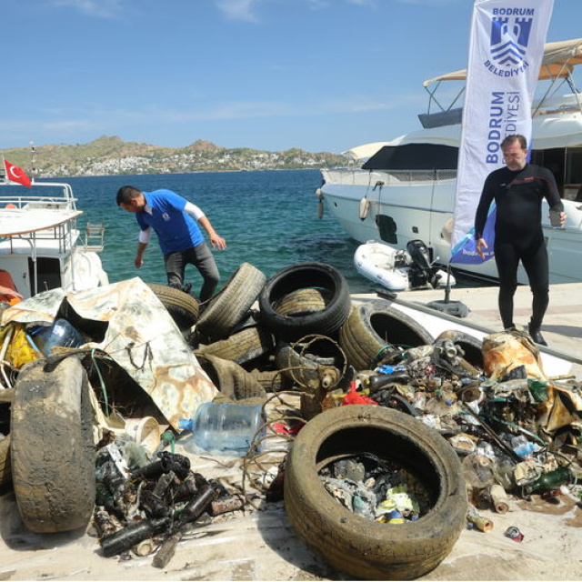 Bodrum'da dalgıçlar 2 ton atık çıkardı