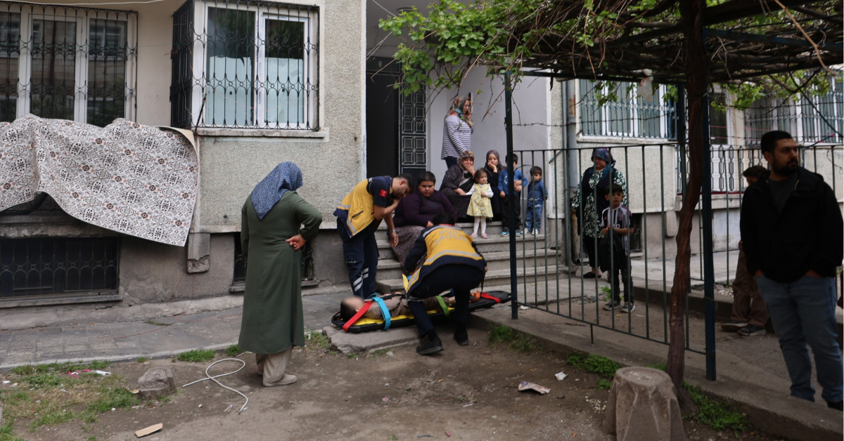 İki kardeş peşpeşe balkondan düştü