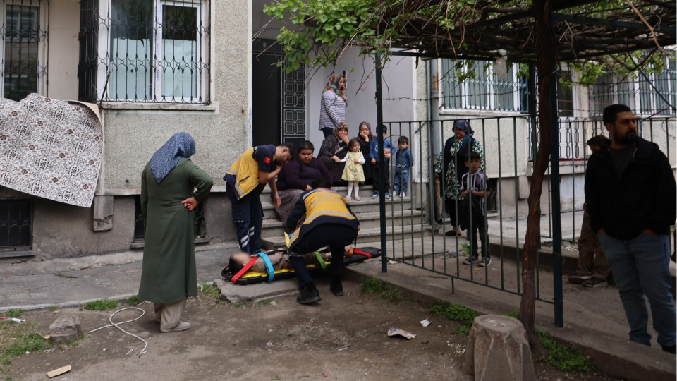 İki kardeş peş peşe balkondan düştü