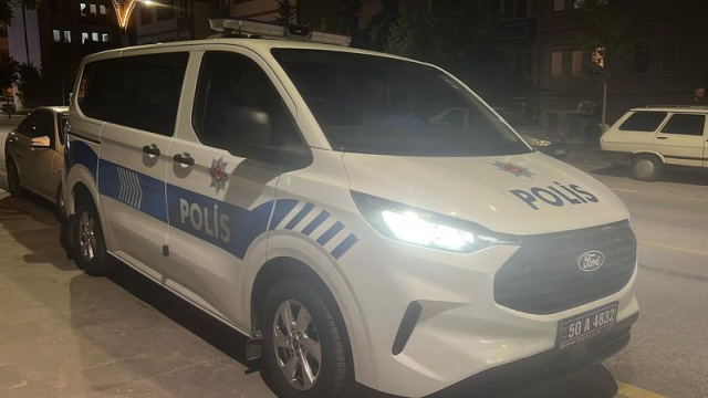 Öğrenci yarı çıplak camdan atladı