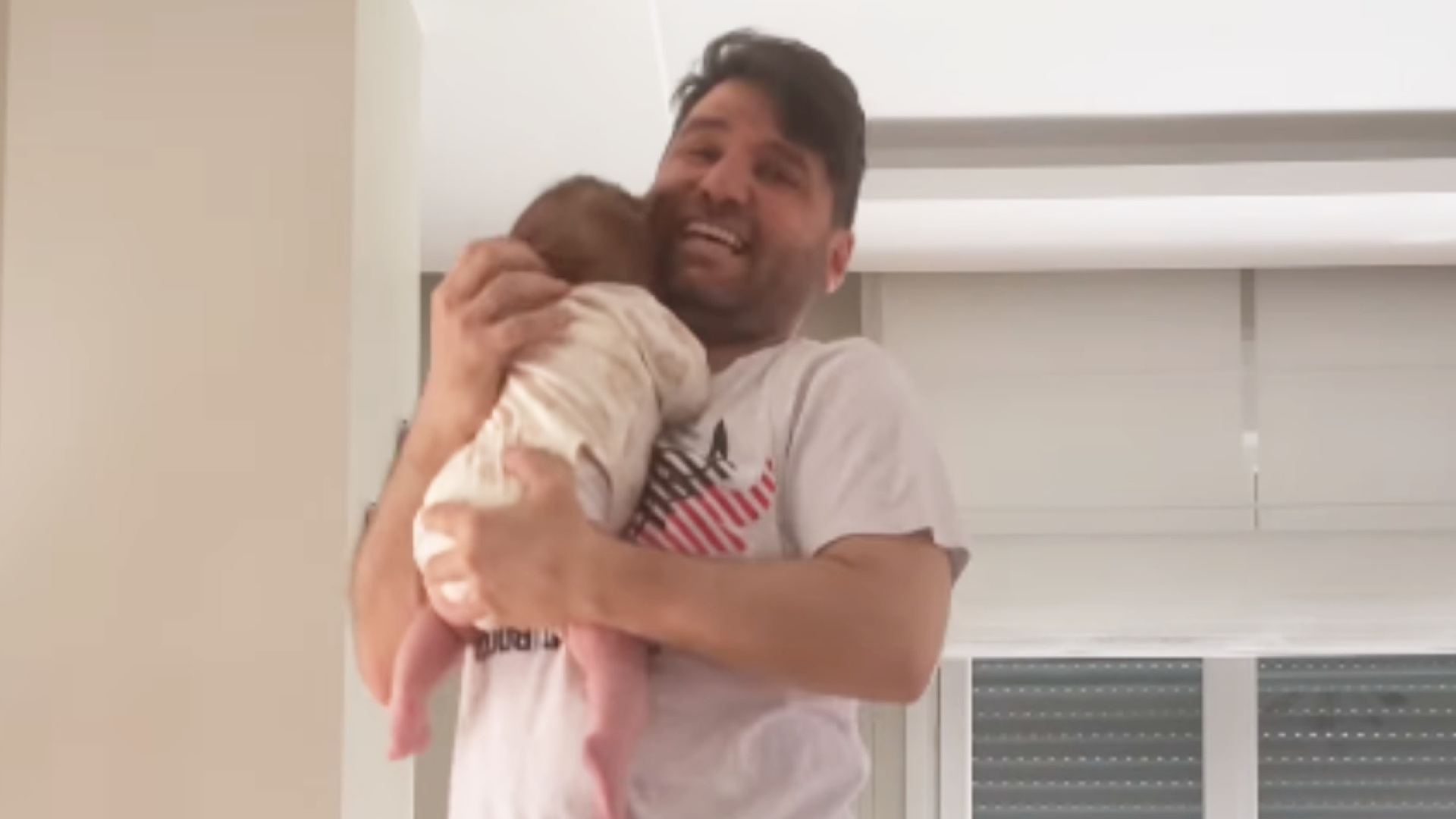 Ceyhun Fersoy, kızı Karya ile 9/8'lik romansı dansını paylaştı