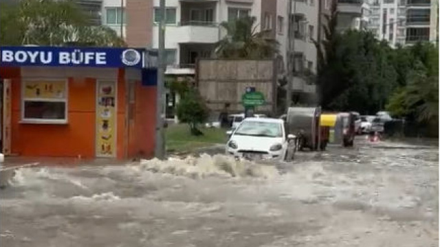 Adana'yı şiddetli sağanak vurdu!