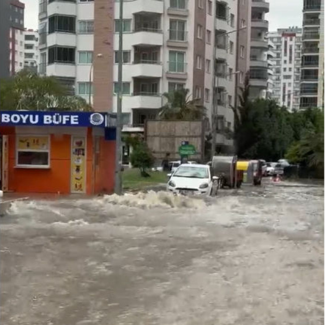 Adana'yı şiddetli sağanak vurdu!