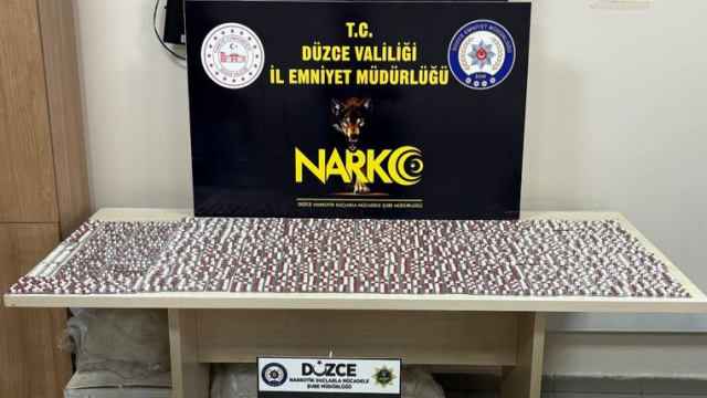 Araçta binlerce uyuşturucu hap ele geçirildi