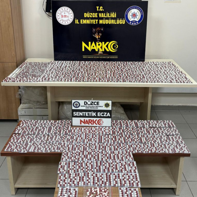 Araçta binlerce uyuşturucu hap ele geçirildi
