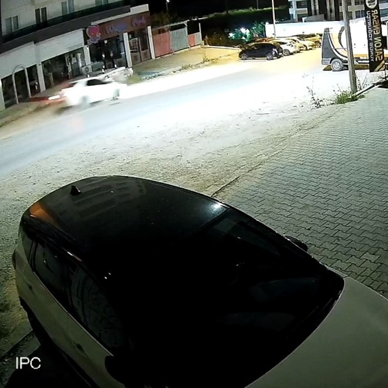 Uyuyan sürücü araçlara böyle daldı!
