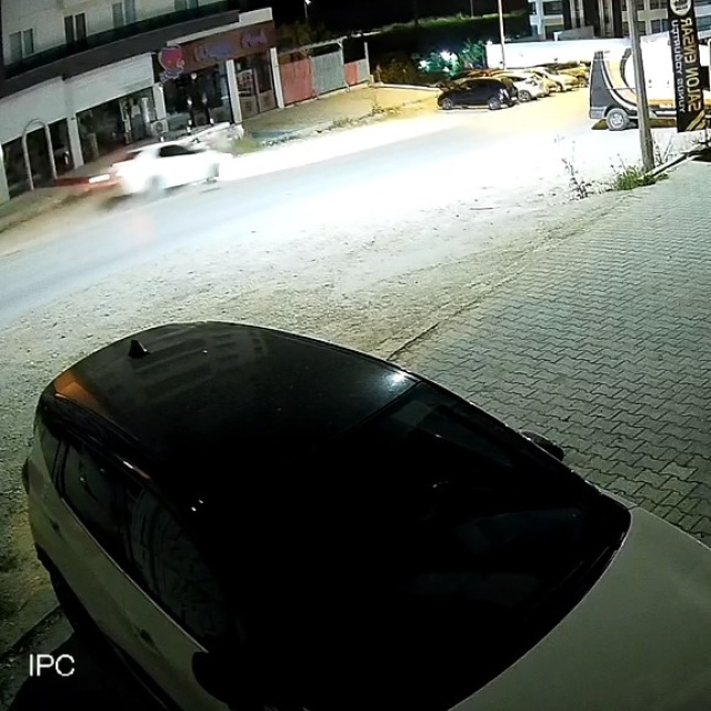 Uyuyan sürücü araçlara böyle daldı!