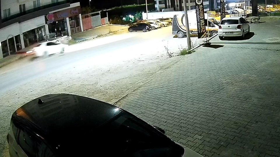 Uyuyan sürücü araçlara böyle daldı!