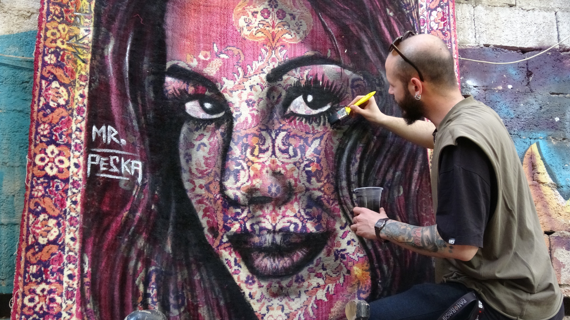 Nostaljik Perde ve Halıları Sanata Dönüştüren Ressam Ferhat Gümüş