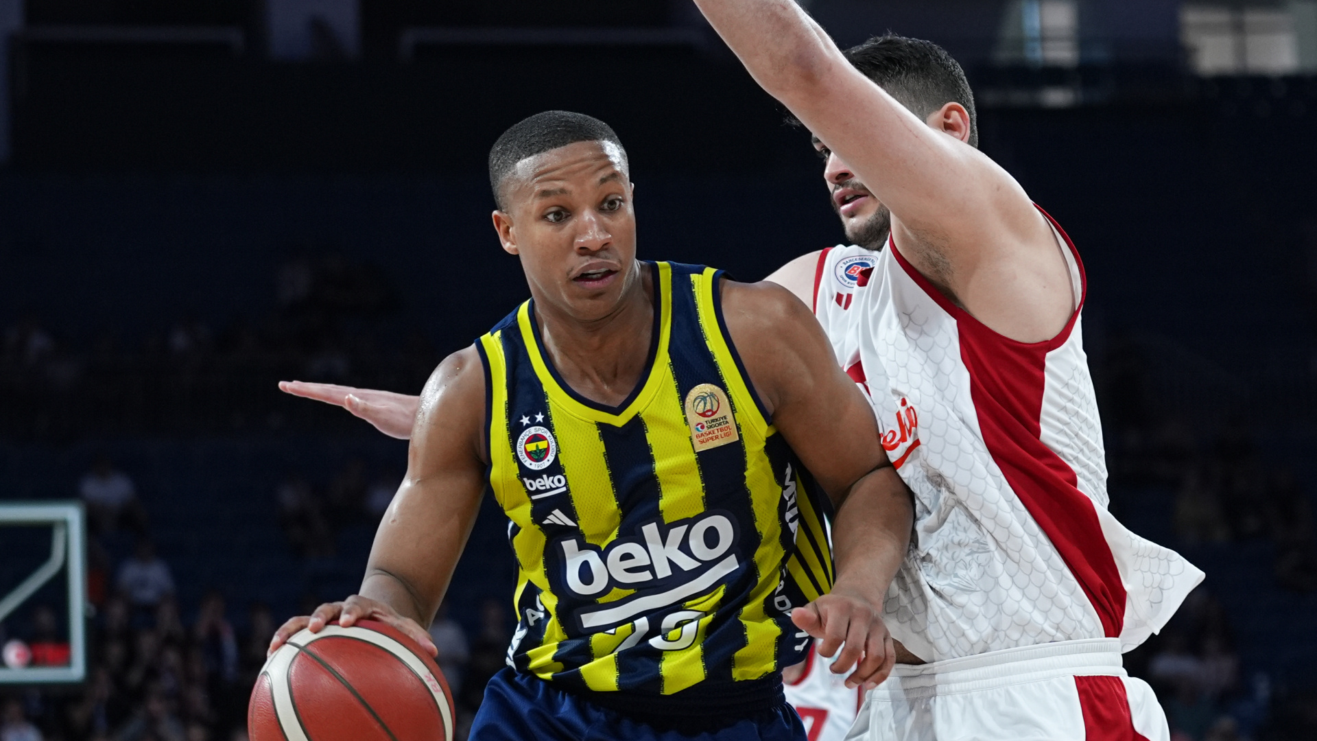 Fenerbahçe Beko, Bahçeşehir Koleji'ni 96-86 Yenerek Lider Bitirdi