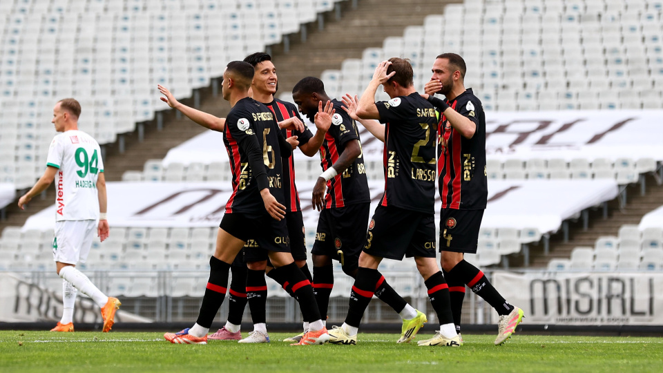 Karagümrük Süper Lig'e galibiyetle veda etti!