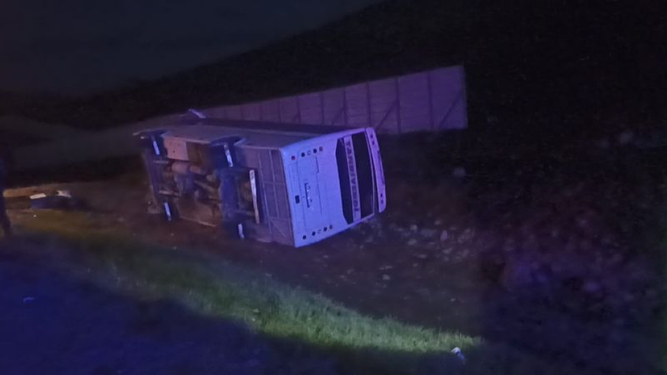 27 yaralı! Taraftarları taşıyan midibüs devrildi