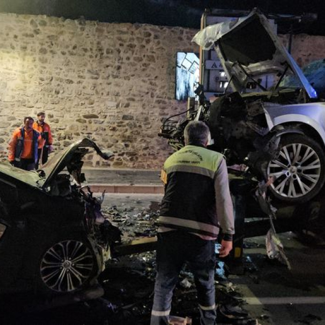 Beşiktaş'ta iki otomobil çarpıştı: 9 yaralı